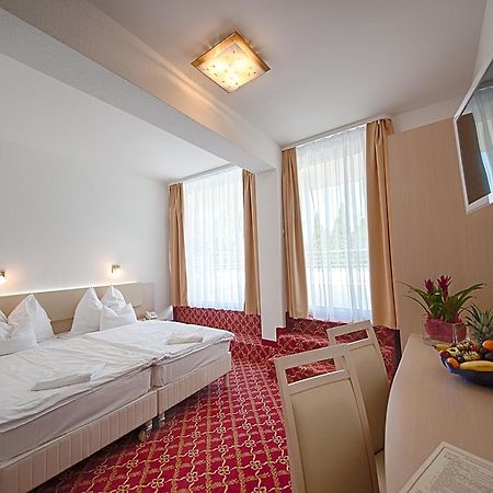 Ket Korona Konferencia Es Wellness Hotel Balatonszarszo Bagian luar foto
