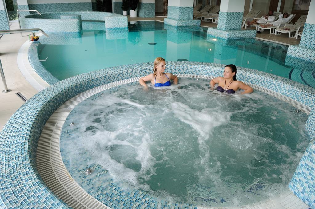 Ket Korona Konferencia Es Wellness Hotel Balatonszarszo Bagian luar foto