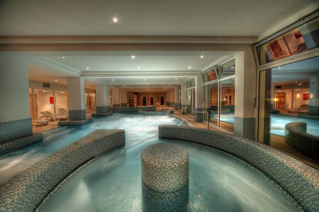 Ket Korona Konferencia Es Wellness Hotel Balatonszarszo Bagian luar foto