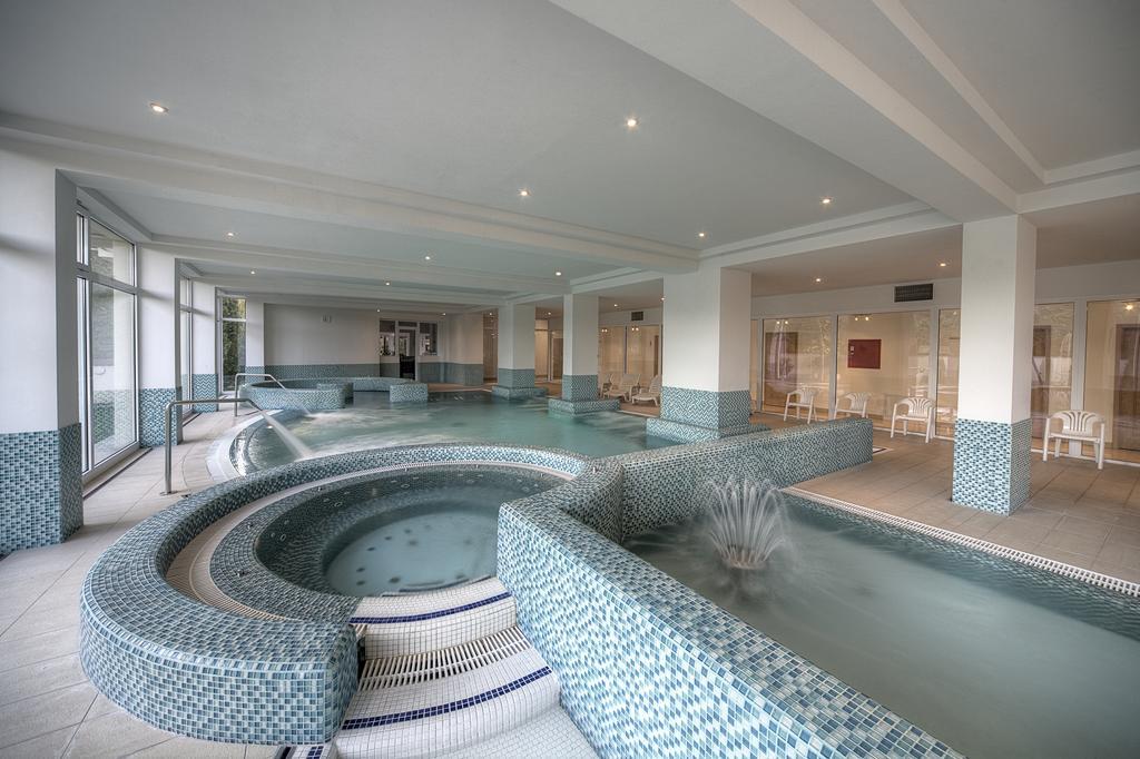 Ket Korona Konferencia Es Wellness Hotel Balatonszarszo Bagian luar foto