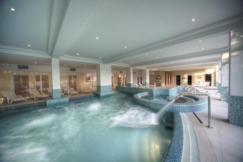 Ket Korona Konferencia Es Wellness Hotel Balatonszarszo Bagian luar foto