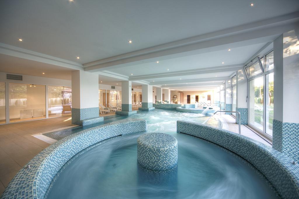 Ket Korona Konferencia Es Wellness Hotel Balatonszarszo Bagian luar foto