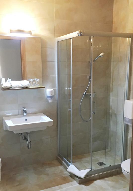 Ket Korona Konferencia Es Wellness Hotel Balatonszarszo Bagian luar foto