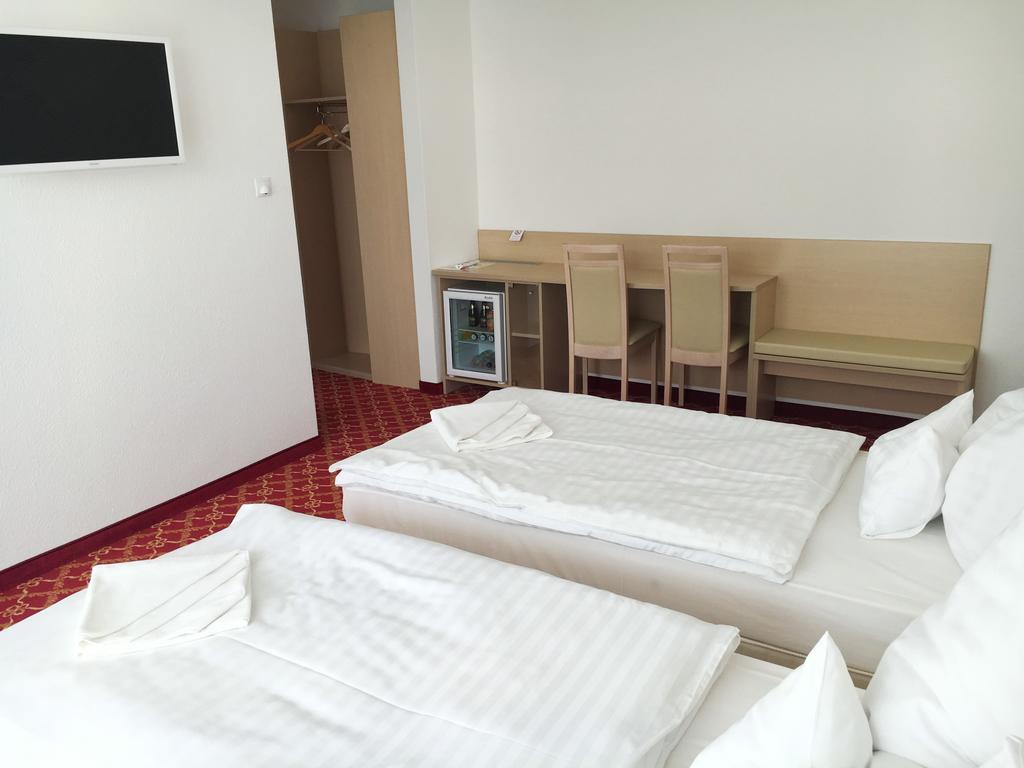 Ket Korona Konferencia Es Wellness Hotel Balatonszarszo Bagian luar foto