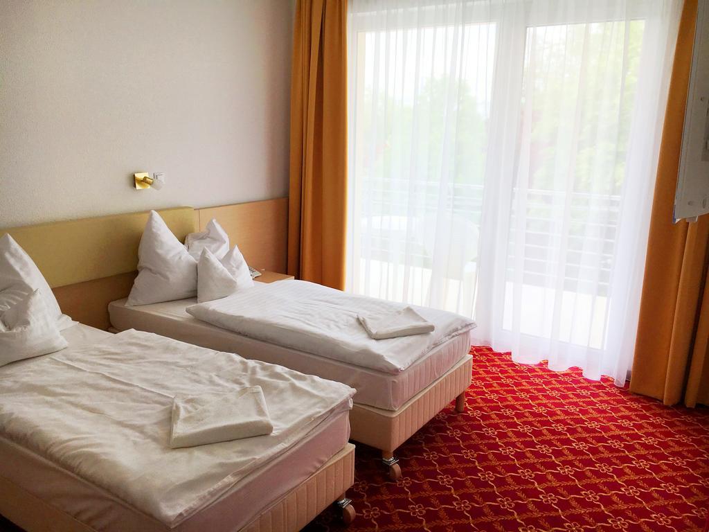 Ket Korona Konferencia Es Wellness Hotel Balatonszarszo Bagian luar foto