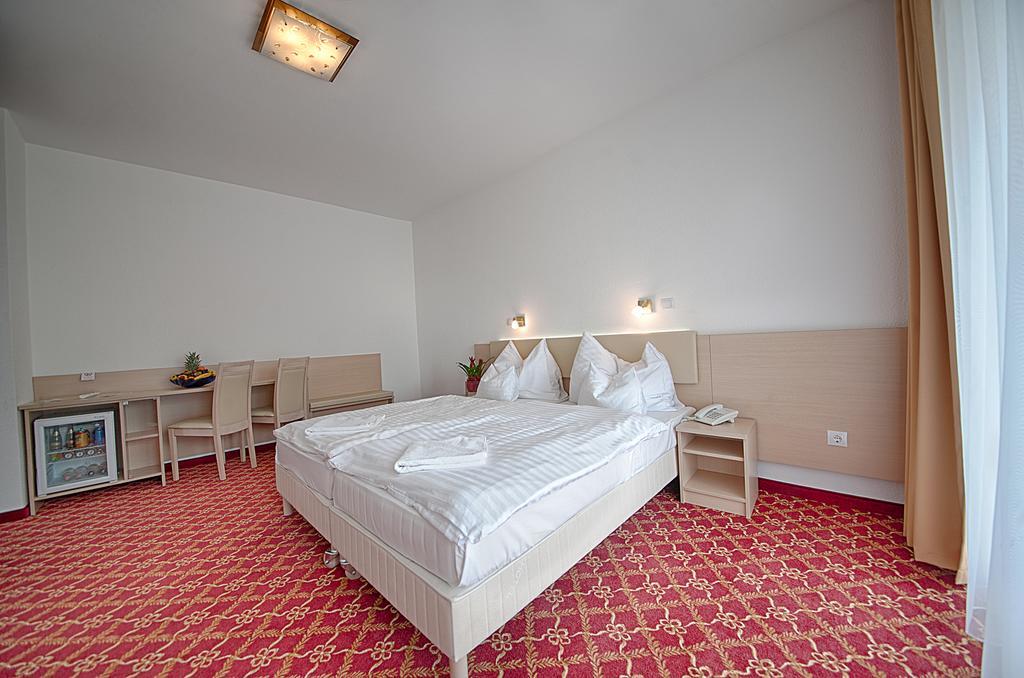 Ket Korona Konferencia Es Wellness Hotel Balatonszarszo Bagian luar foto