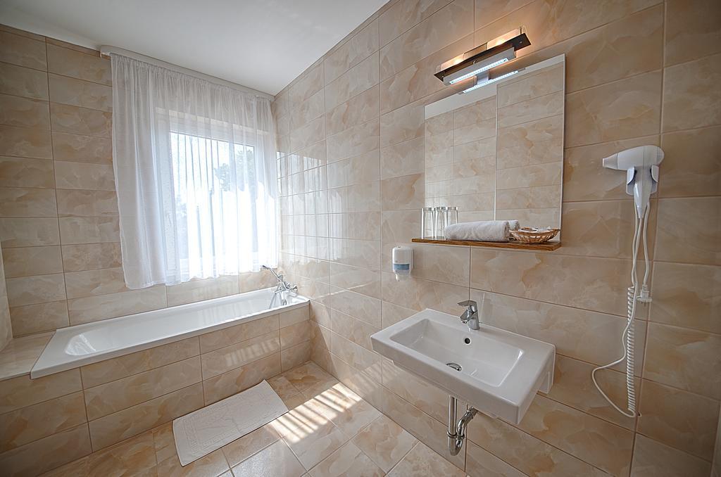 Ket Korona Konferencia Es Wellness Hotel Balatonszarszo Bagian luar foto