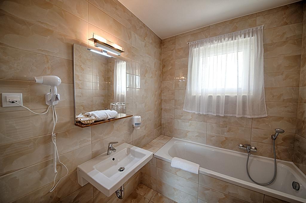Ket Korona Konferencia Es Wellness Hotel Balatonszarszo Bagian luar foto