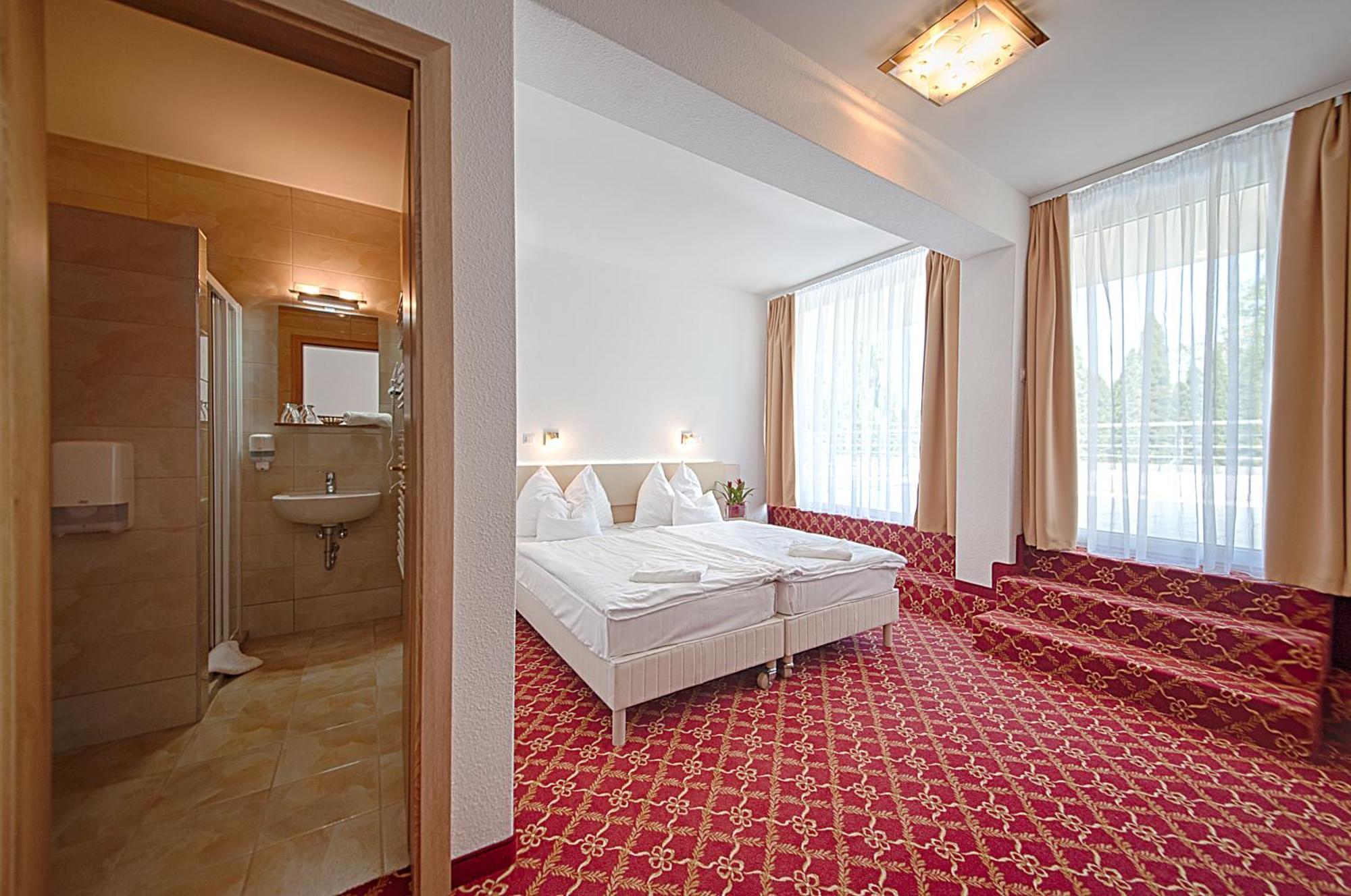 Ket Korona Konferencia Es Wellness Hotel Balatonszarszo Bagian luar foto