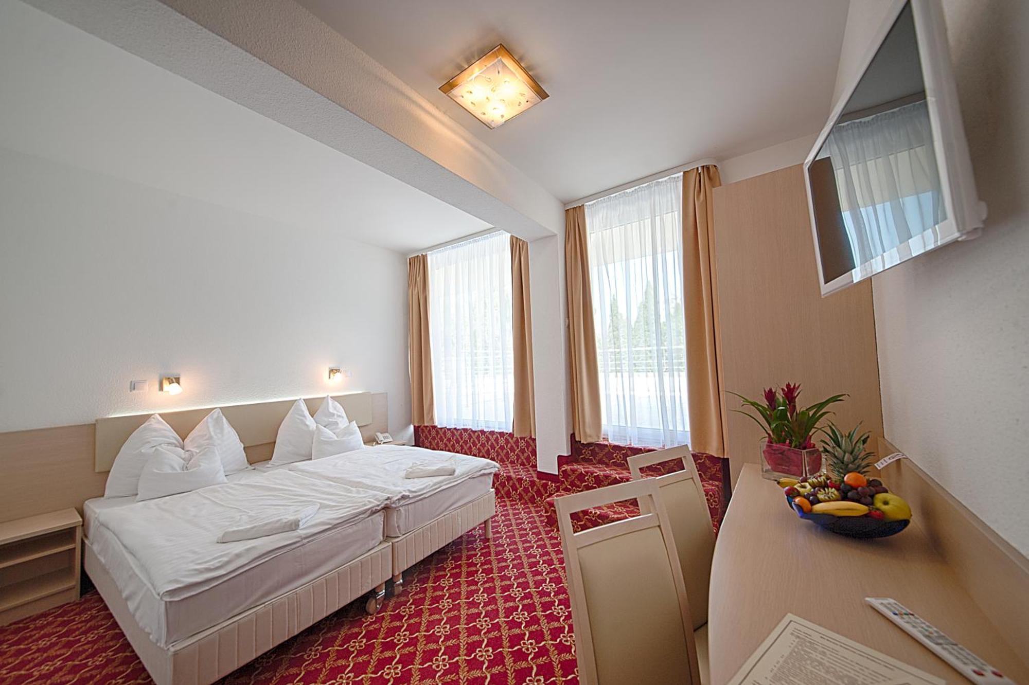 Ket Korona Konferencia Es Wellness Hotel Balatonszarszo Bagian luar foto