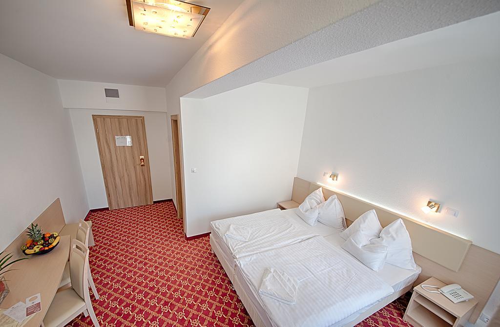 Ket Korona Konferencia Es Wellness Hotel Balatonszarszo Bagian luar foto