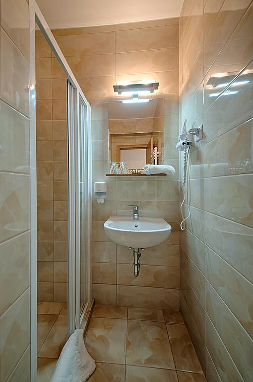 Ket Korona Konferencia Es Wellness Hotel Balatonszarszo Bagian luar foto
