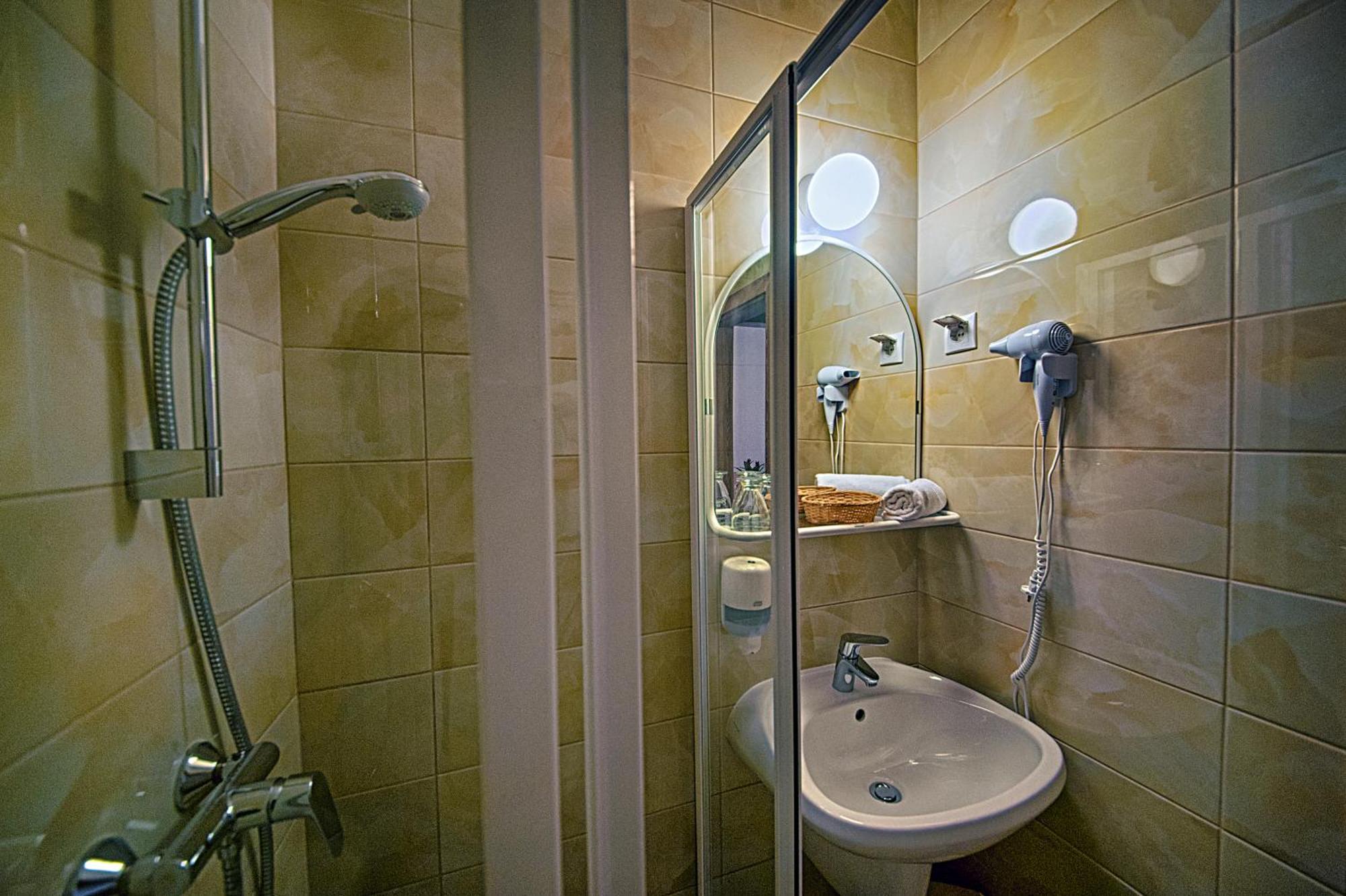 Ket Korona Konferencia Es Wellness Hotel Balatonszarszo Bagian luar foto