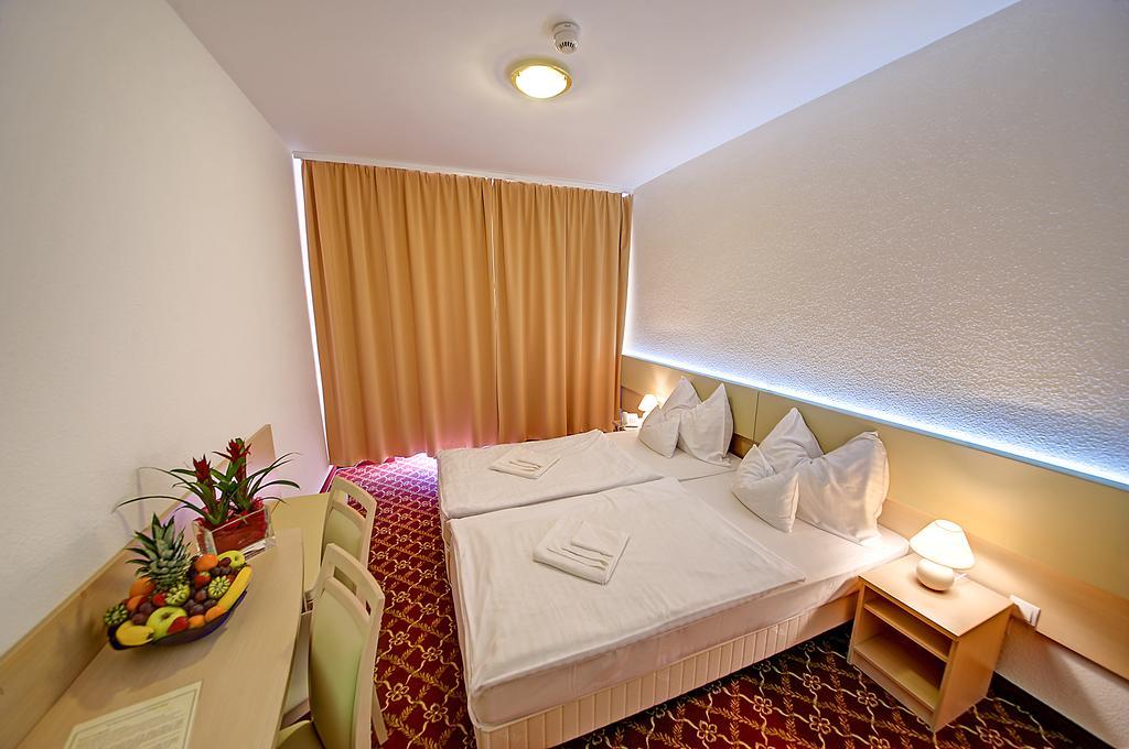 Ket Korona Konferencia Es Wellness Hotel Balatonszarszo Bagian luar foto