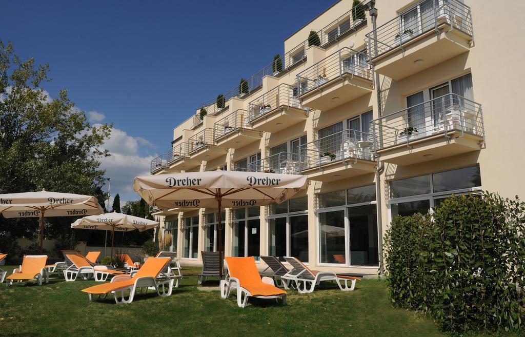 Ket Korona Konferencia Es Wellness Hotel Balatonszarszo Bagian luar foto