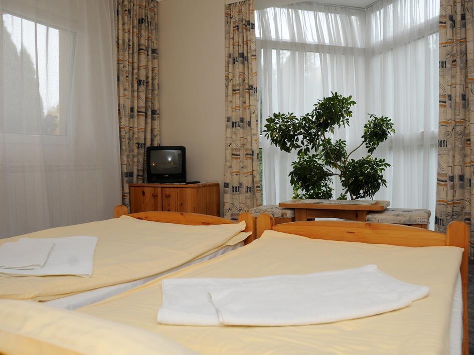 Ket Korona Konferencia Es Wellness Hotel Balatonszarszo Bagian luar foto