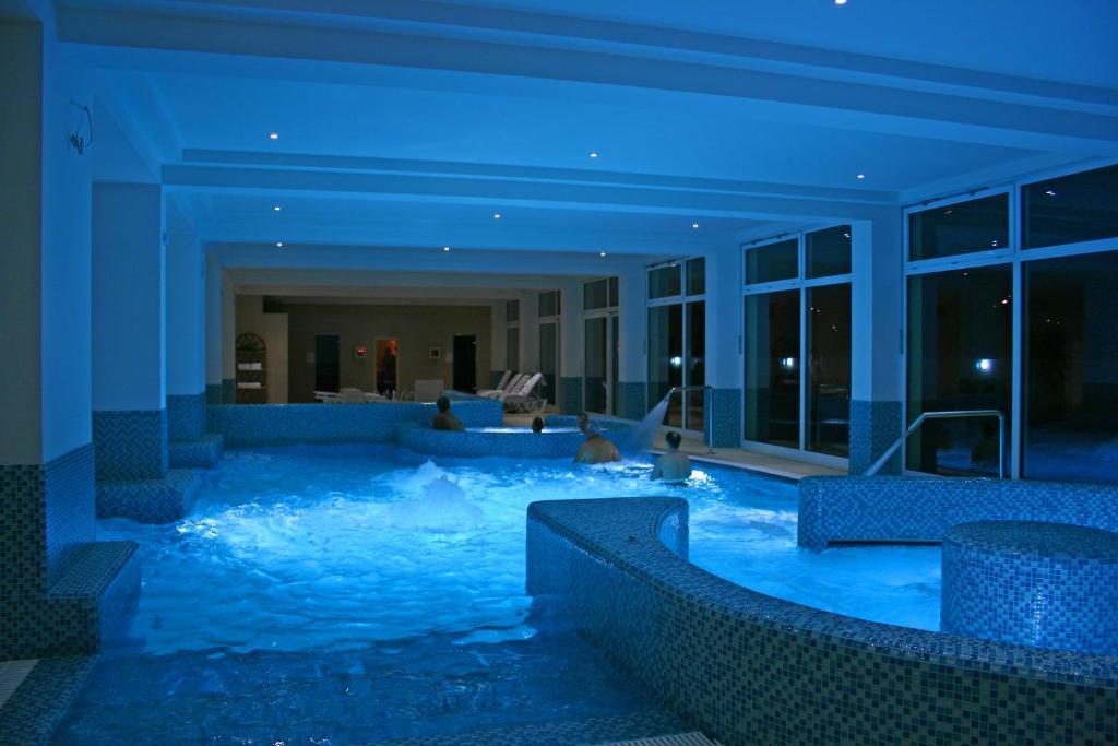 Ket Korona Konferencia Es Wellness Hotel Balatonszarszo Bagian luar foto