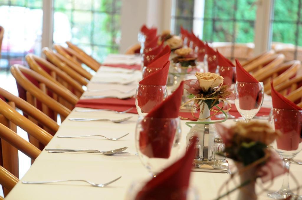 Ket Korona Konferencia Es Wellness Hotel Balatonszarszo Bagian luar foto