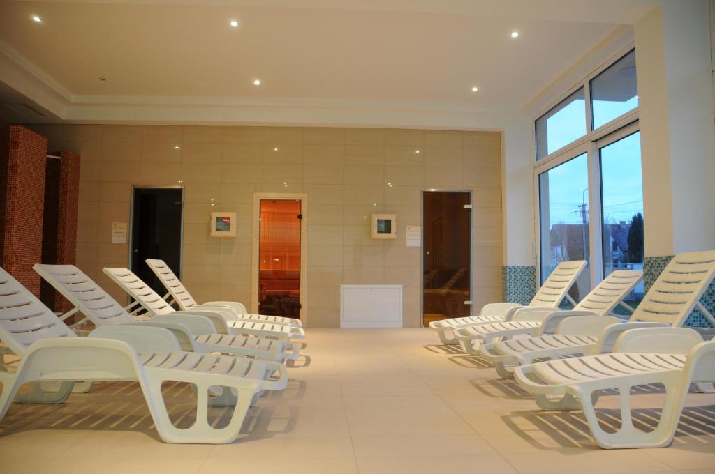 Ket Korona Konferencia Es Wellness Hotel Balatonszarszo Bagian luar foto