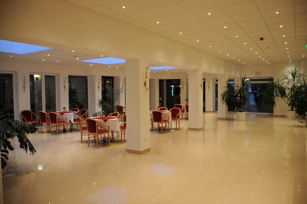 Ket Korona Konferencia Es Wellness Hotel Balatonszarszo Bagian luar foto