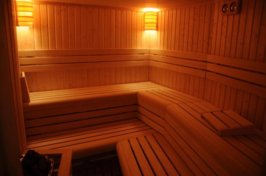 Ket Korona Konferencia Es Wellness Hotel Balatonszarszo Bagian luar foto
