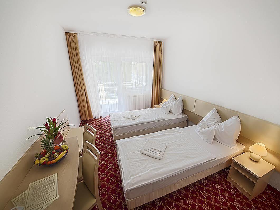Ket Korona Konferencia Es Wellness Hotel Balatonszarszo Bagian luar foto
