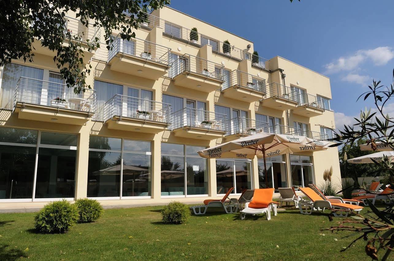 Ket Korona Konferencia Es Wellness Hotel Balatonszarszo Bagian luar foto